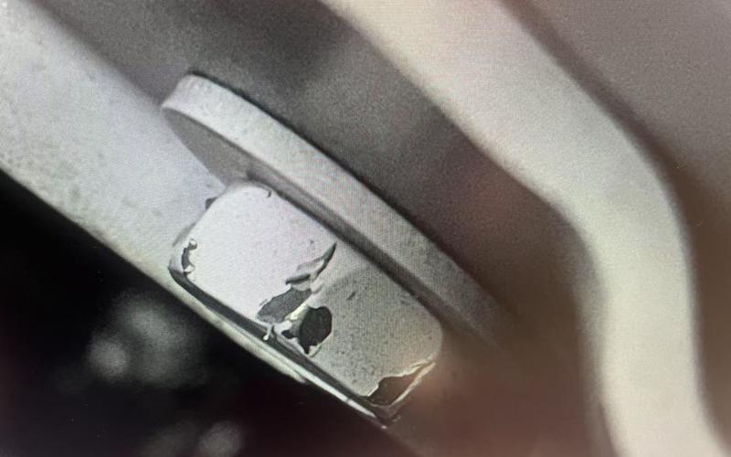 赵先生称自己车辆的螺丝出现掉漆、拆卸过的痕迹。受访者供图