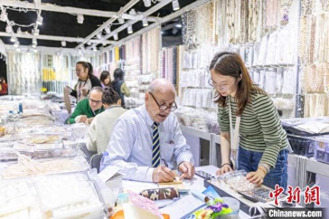 3æ2æ¥ï¼å¤å½å®¢åå¨è¯¸æ¨çç å±ä½éè´­çç ãå¨å¿è±ª æ