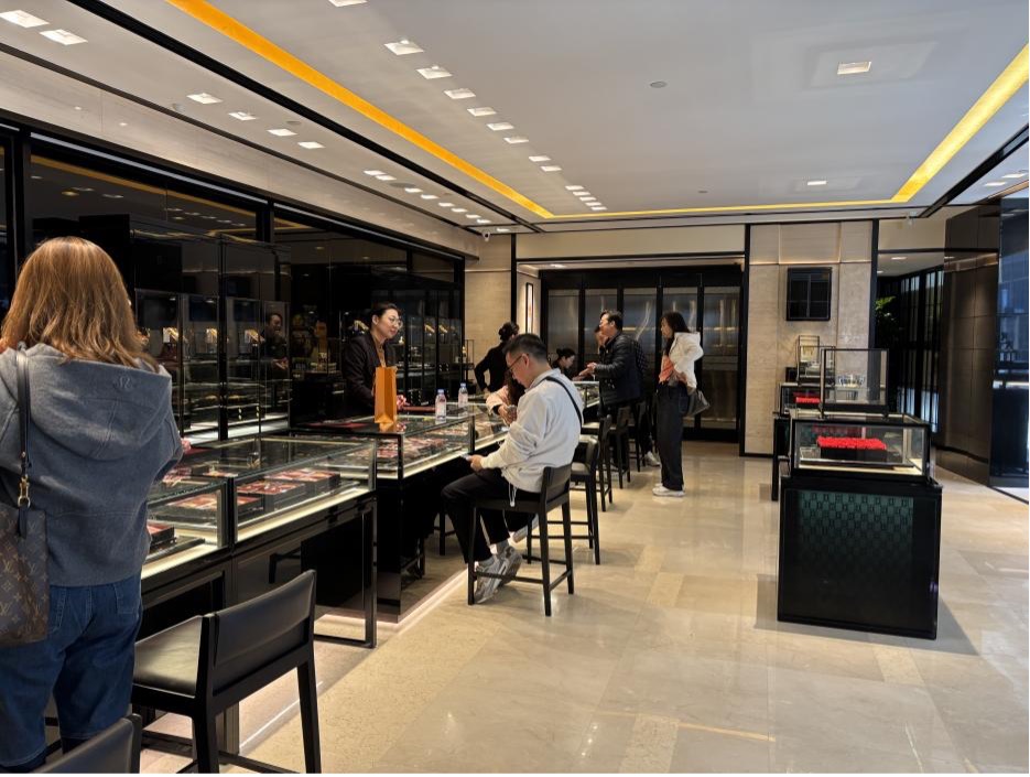 (位于香港油尖旺区的老铺黄金旗舰店。实习生蒋习/摄)