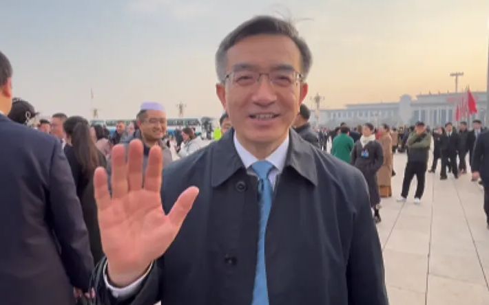 罗东川向网友们打招呼（摄影/何强）