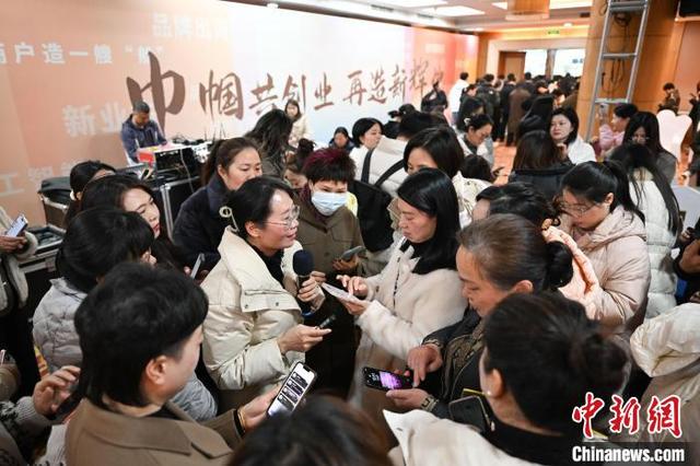 3月6日，众多商户围住授课人员请教学习AI工具。中新社记者 王刚 摄