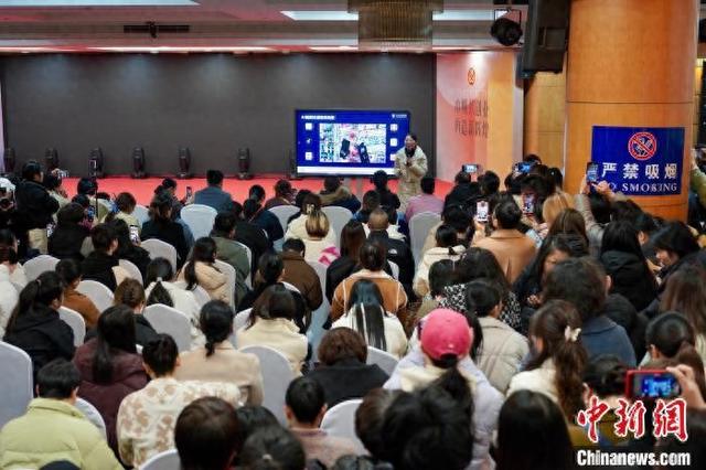 3月6日，授课现场座无虚席。董易鑫 摄