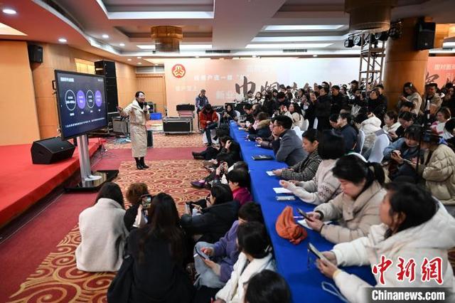 3月6日，众多商户在前排席地而坐学习使用AI工具。中新社记者 王刚 摄