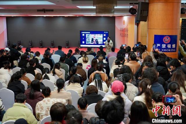 3月6日，众多商户学习使用AI工具。中新社记者 董易鑫 摄