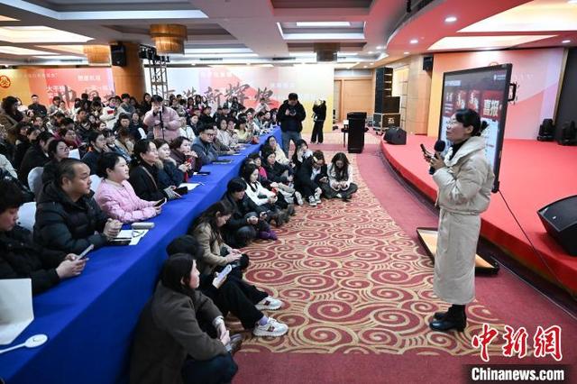 3月6日，众多商户学习使用AI工具。中新社记者 王刚 摄