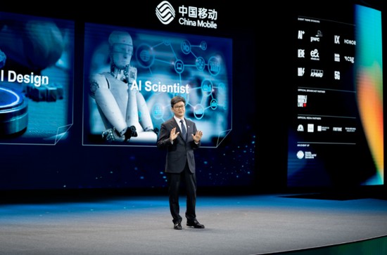 中国移动总经理何飚指出，中国移动要充分释放AI规模效应，赋能经济社会数智化转型。