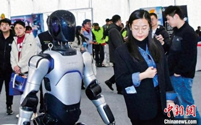 2025全球开发者先锋大会上的机器人。2025全球开发者先锋大会供图