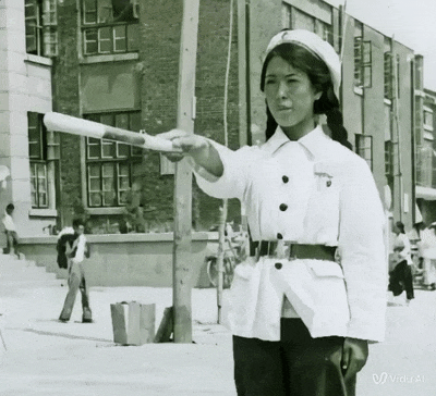 图为老照片中的女交警AI复原动图。