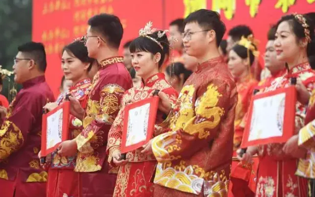 ▲资料图：某地新人们在举行集体婚礼。图/新华社