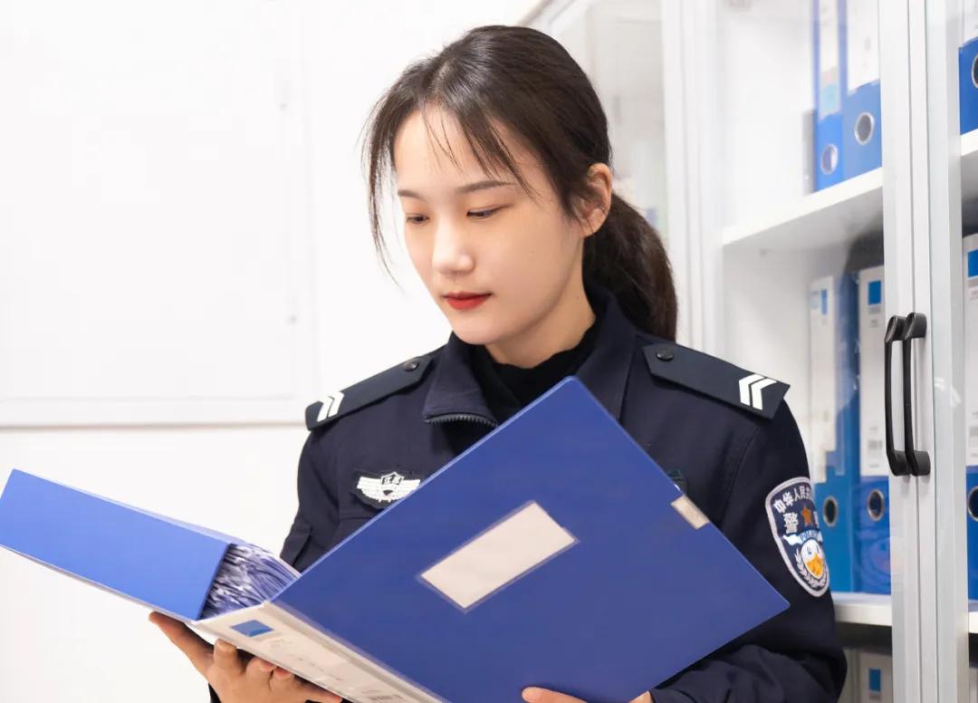 花雪的故事里闪耀的是藏蓝警服下滚烫的初心她说:"警察的酷,不在外表