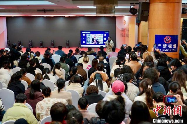 3月6日，义乌市场组织的AI公益课现场座无虚席。董易鑫 摄