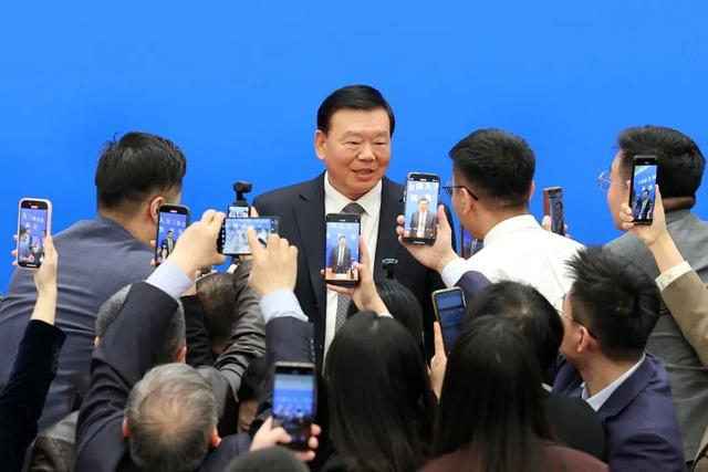 记者采访大会发言人娄勤俭 图源：中国日报