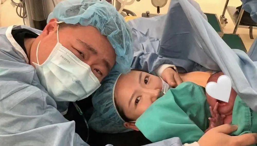 35岁演员郝劭文宣布当爸!妻子林宁瑞分享一家三口合照_新浪财经_新浪网