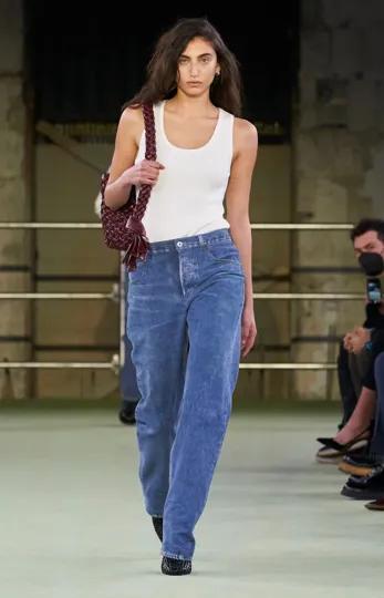 十几道工序下由皮革伪装成的“牛仔裤”，图源@Bottega Veneta