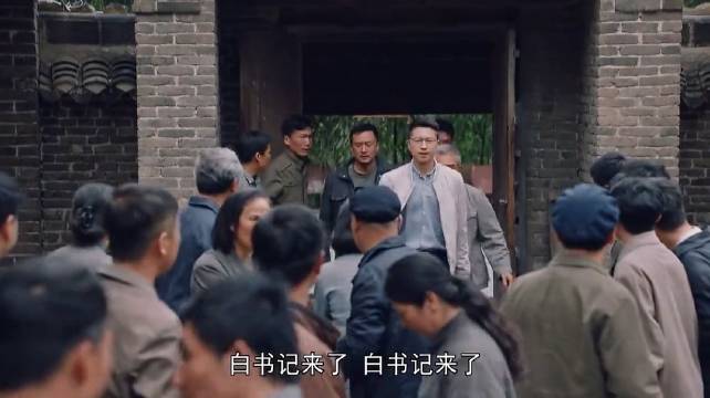 恶霸闯入村委会闹事,怎料村干部全是退伍兵,个个能打!_新浪新闻