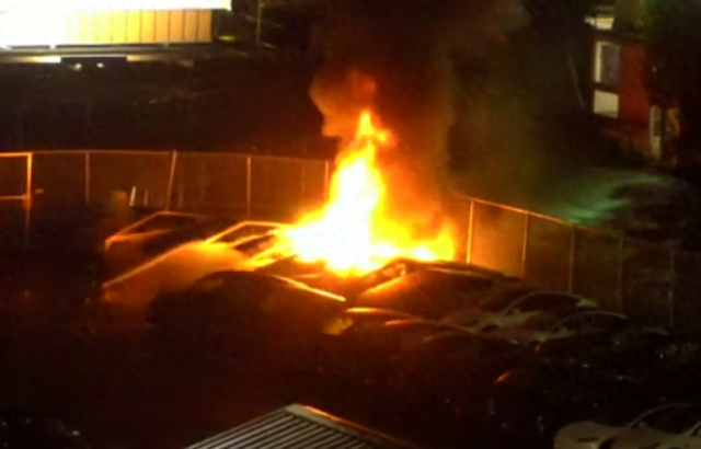 特斯拉汽车遭破坏（美媒视频截图）