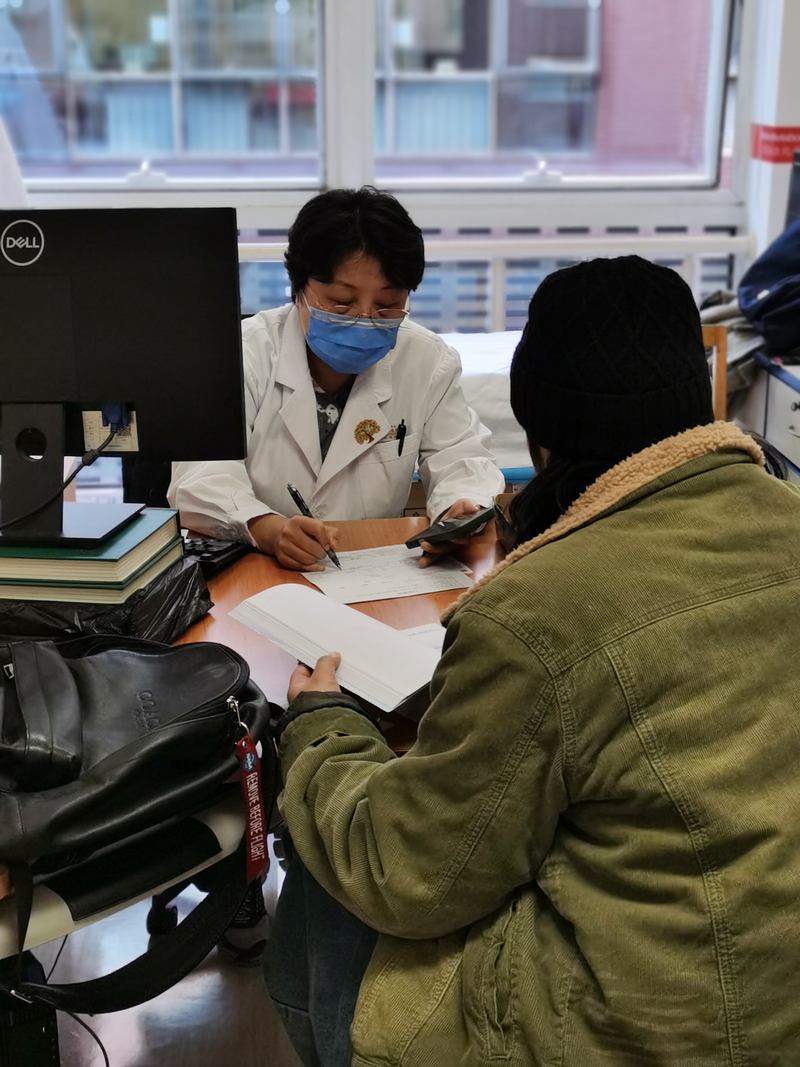 北京朝阳医院肥胖门诊，苗莉正在为患者计算饮食参考热量。新京报记者 戴轩 摄