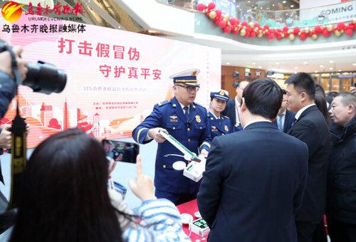 3月12日,我市消防部门以“3·15消费者权益保护日”为契机,在经开区万达广场开展消防宣传活动。记者王畅彤摄
