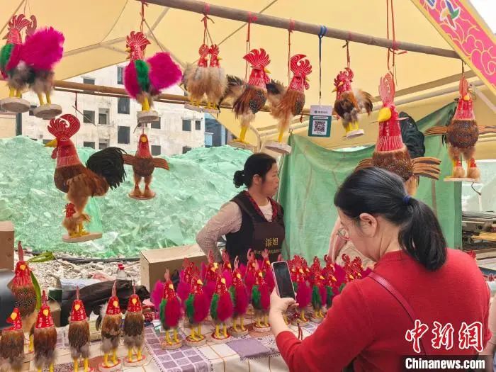 3月10日，广东广州，波罗鸡工艺品吸引市民。　张璐 摄