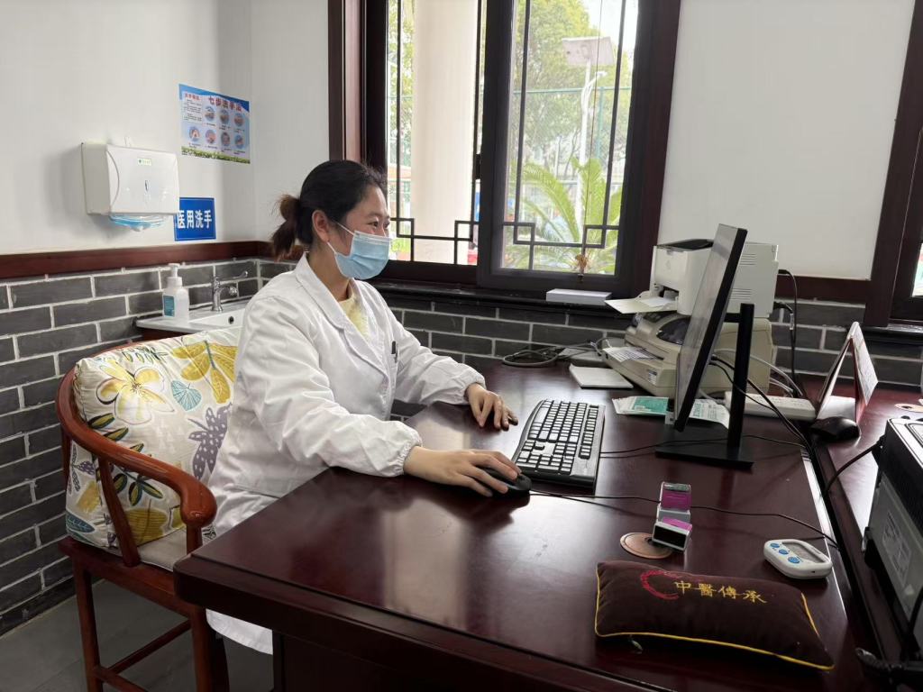 农建村卫生室的全科医生周洁，平时在工作中会尝试运用AI了解一些药物配伍方面的禁忌。