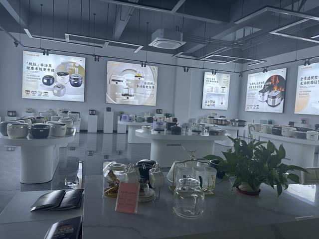 在产品展示区，摆放着许多品牌的电饭煲，其中包括千寿（QUASHO）电饭煲 澎湃新闻记者 陈绪厚 图