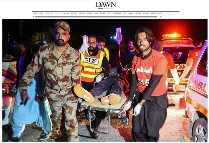 抢救伤员。图/巴基斯坦《黎明报》