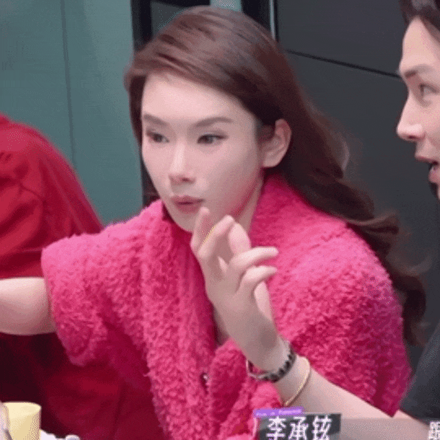 戚薇“上节目眼睛变形”，本人回应：肉毒素打多了  视频截图