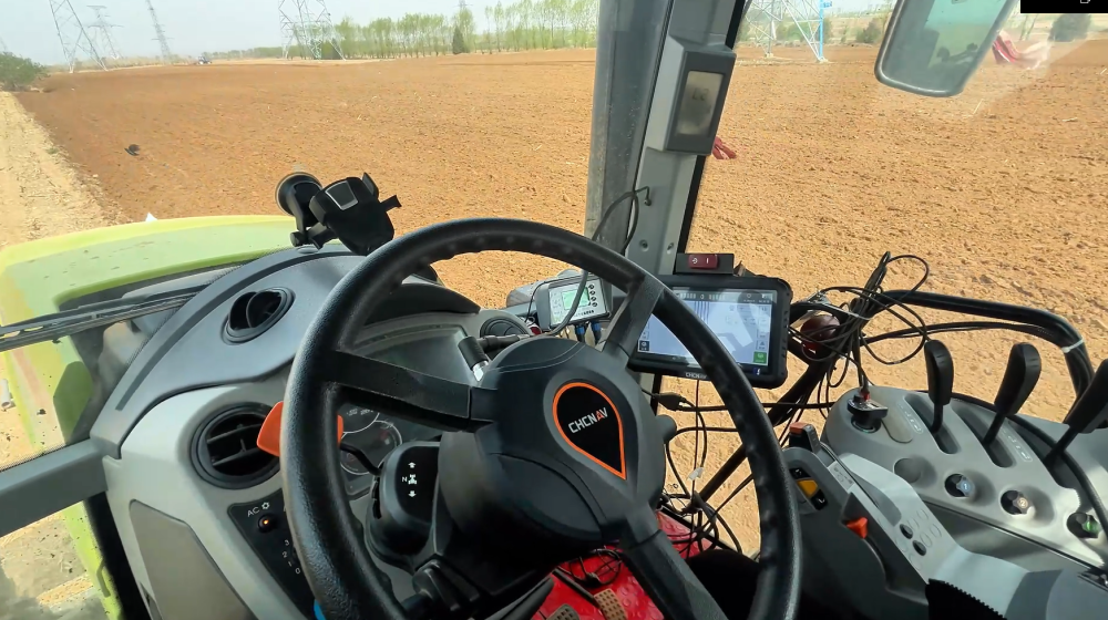 无人驾驶拖拉机的驾驶室内景。新华社记者 许雄 摄