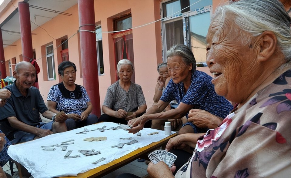 中央定调！弹性退休开始实施，女职工最早只能在52岁退休？|出生|女干部|养老金|法定退休年龄|年龄段_新浪新闻