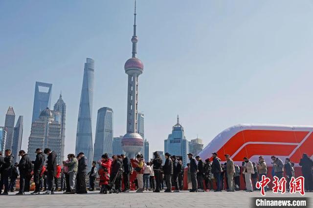 3月17日，民众排队等待进入北外滩国客中心码头。中新社记者 殷立勤 摄