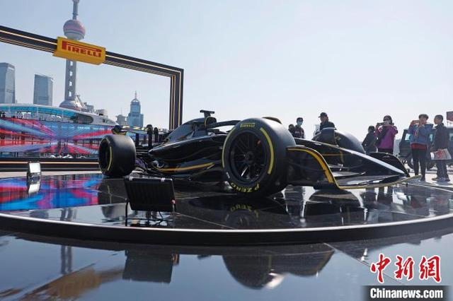 3月17日，民众用手机拍摄F1赛车模型。中新社记者 殷立勤 摄