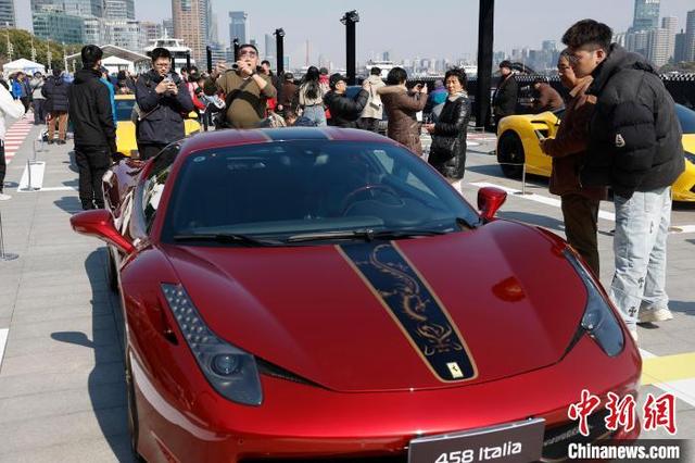 3月17日，民众用手机拍摄展示车辆。中新社记者 殷立勤 摄