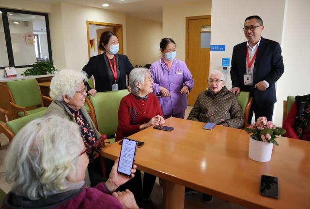 老人们在上海市虹口区彩虹湾老年福利院的活动室内学习使用AI（2月26日摄）。新华社记者 唐斯琦 摄