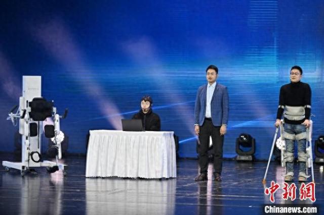 脑控康复外骨骼机器人发布现场。记者 张浪 摄