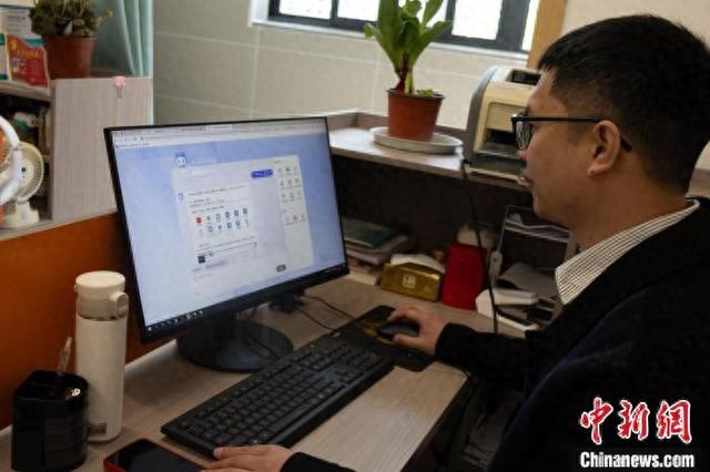 3月19日，浙江工商职业技术学院教师使用“百事通”。 (浙江工商职业技术学院供图)
