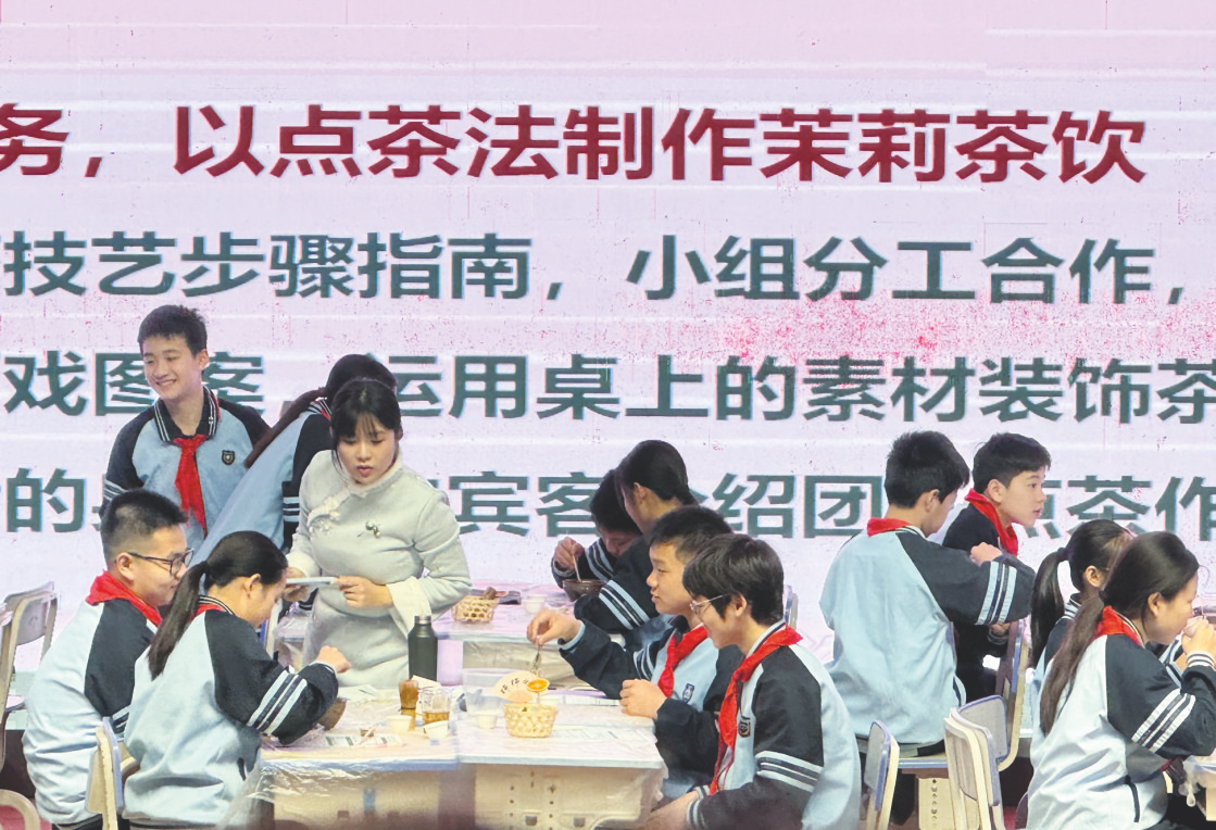     ▲南宁市青秀区凤岭北路中学教师岑晓慧带来课例展示《茉莉传香 以茶会友》。 （陈春莉 摄）