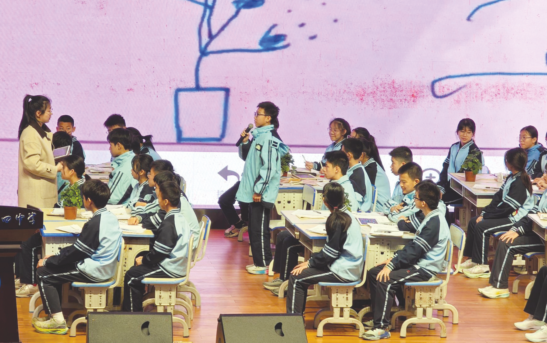     南宁市第十四中学教师何玥萦执教劳动教育展示课《探秘番茄丰收密码》。    （陈佳璐 摄）