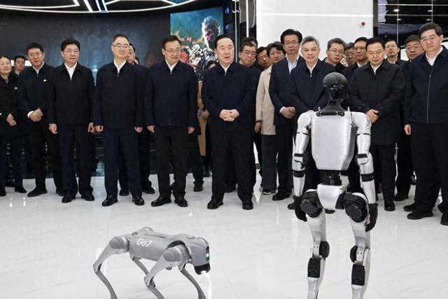 安徽省党政代表团参观杭州城西科创大走廊未来科技城展馆。图片来源：潮新闻客户端