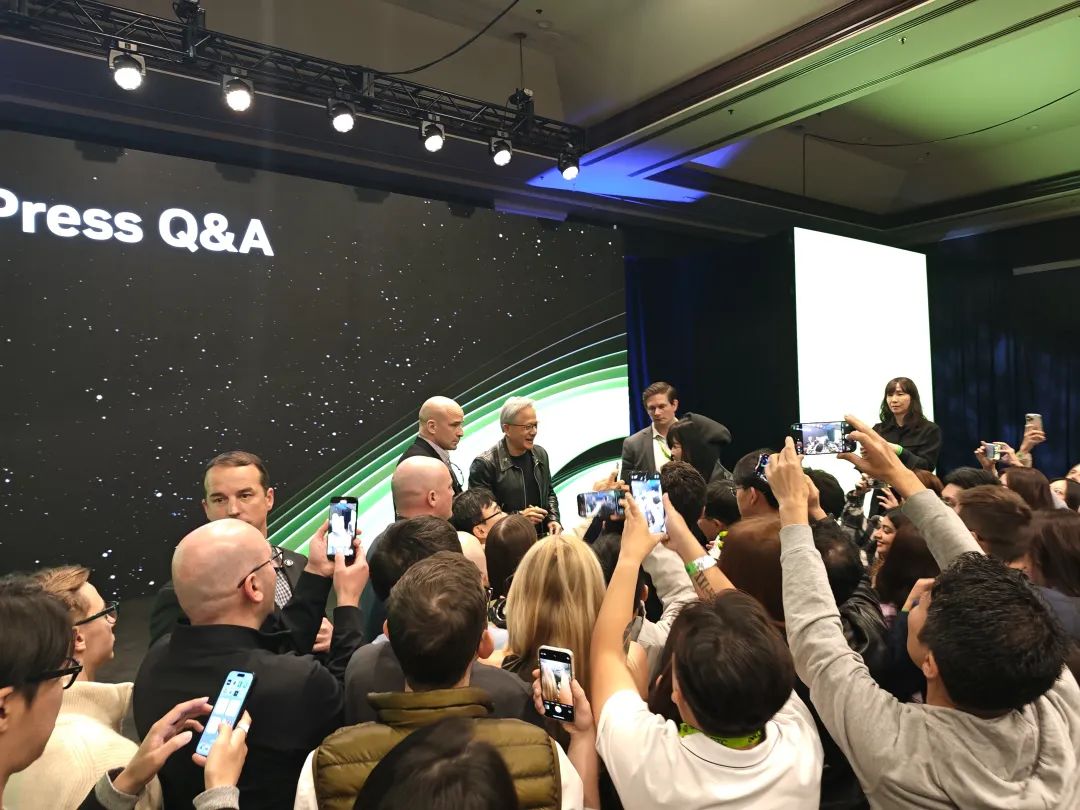 黄仁勋GTC媒体会：英伟达不是一家芯片公司，而是一家算法公司｜甲子光年