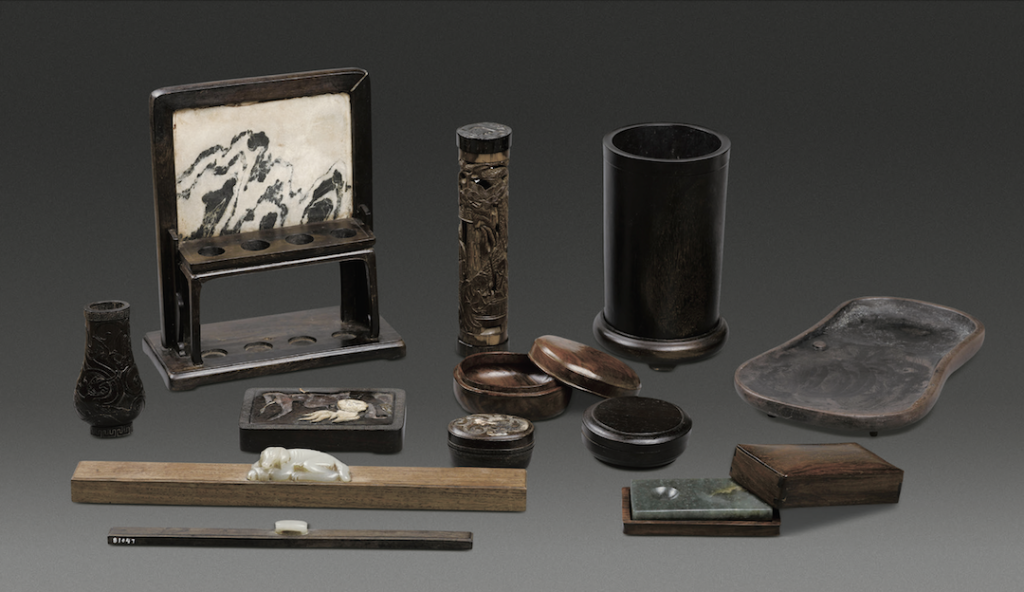 图10 朱守城家族墓出土的文房用具，上海博物馆藏。  