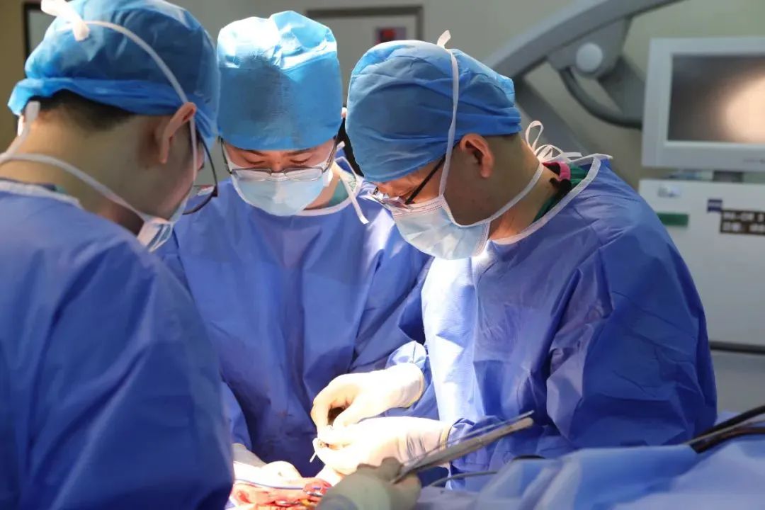 赵国光团队为患者实施全球首例无线植入式中文语言脑机接口手术。