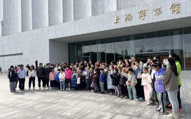 2025年3月9日，东明社区组织亲子家庭百余人来到上海博物馆东馆，进行深度学习参观。 澎湃新闻记者 王昀 图