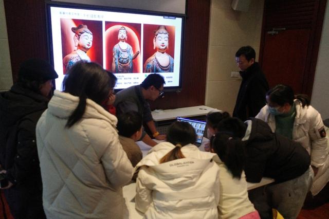 3月15日下午，在东明社区居住了近20年的无声摄影师魏巍，给参加“国宝探索记”的孩子展示照片，交流摄影技巧。刘凌果 图