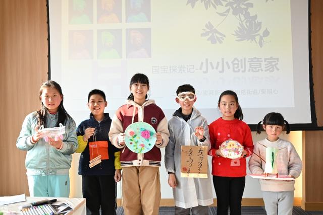 子淑老师的课堂上，孩子们完成的创意作品。袁楠 图