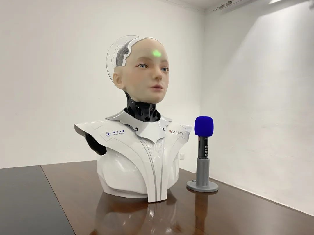 图丨交互式人形机器人（来源：邹俊）
