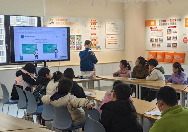 3月16日上午，东明社区达人陆文娴从职业经验出发，启发孩子们如何做好“小小讲解员”。张馨茹 图