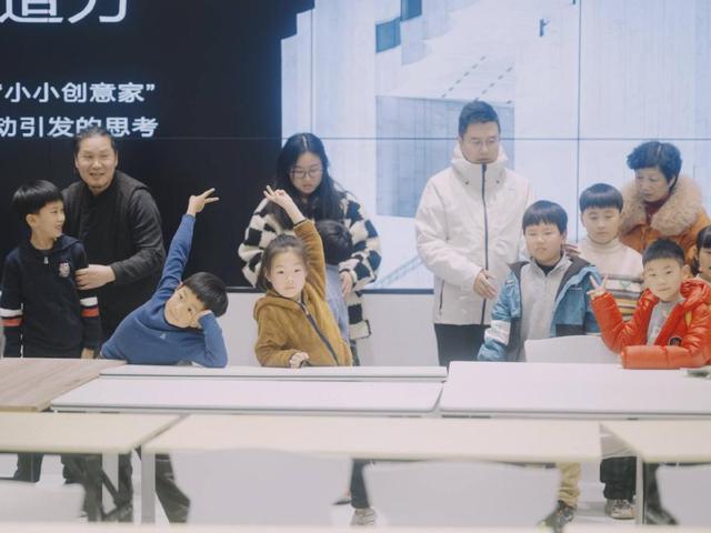 东明社区达人、艺术家张峰的小小创意家课堂。 澎湃新闻记者 周平浪 图