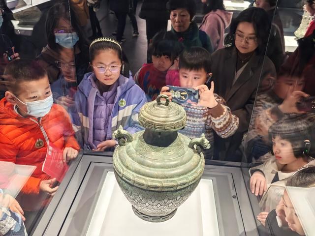 2025年3月9日，东明社区组织亲子家庭走进上海博物东馆。田春玲 图