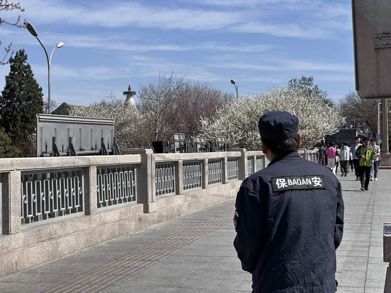 今天中午，多名保安在阜成门桥上值守，劝阻不安全、不文明的拍照打卡行为。新京报记者 裴剑飞 摄