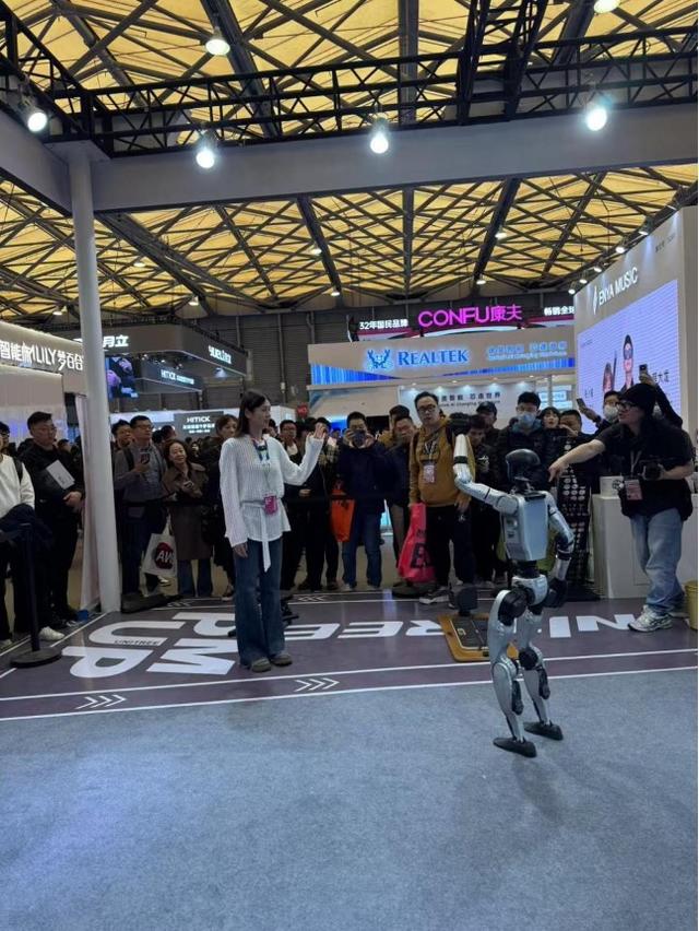 宇树机器人与观众互动 财联社记者摄